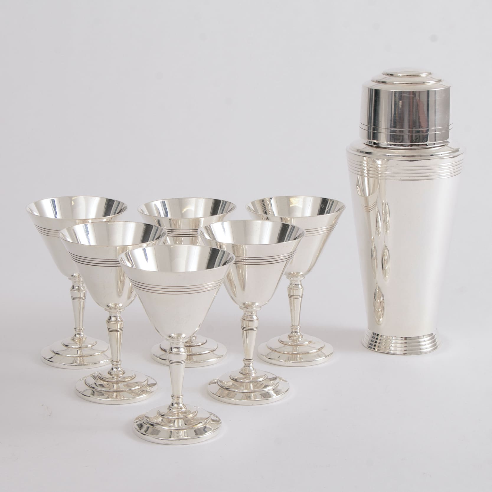 https://imparlour.com/wp-content/uploads/art-deco-cocktail-set-original-tray-all-silver-plate-british-c1930-keith-murray-mappin-webb_24_37438f.jpeg